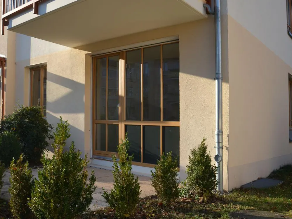 Helle 2-Raumwohnung (große Terrasse, Erdgeschoss, TG-Stellplatz)