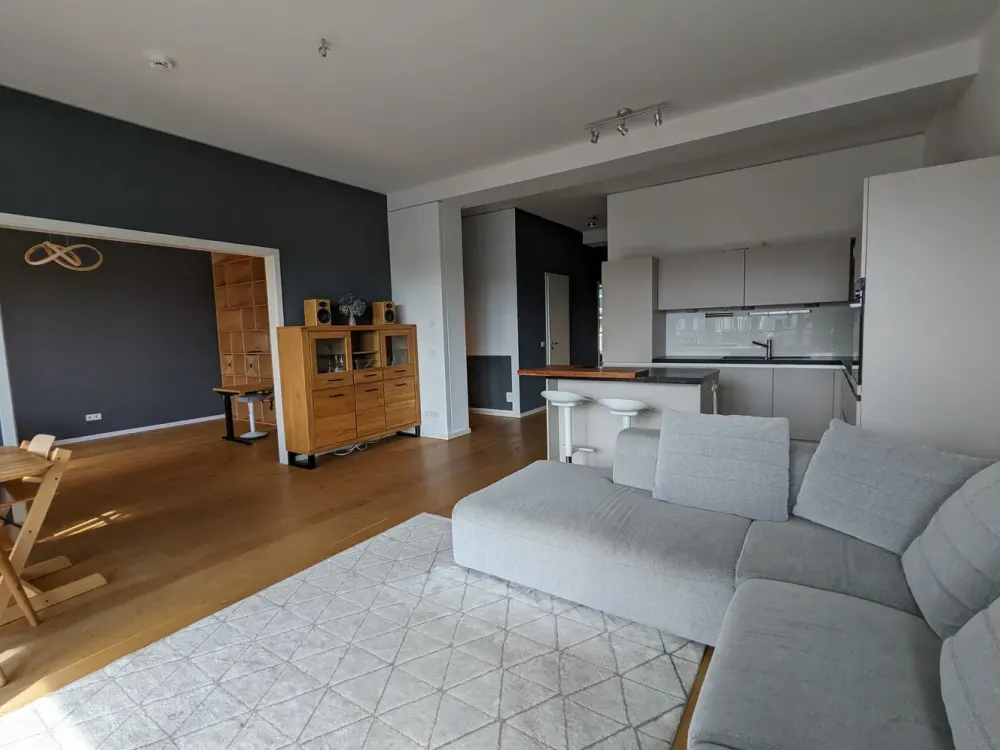 Hochwertige teilmöblierte Wohnung - hell, ruhig & doch zentral