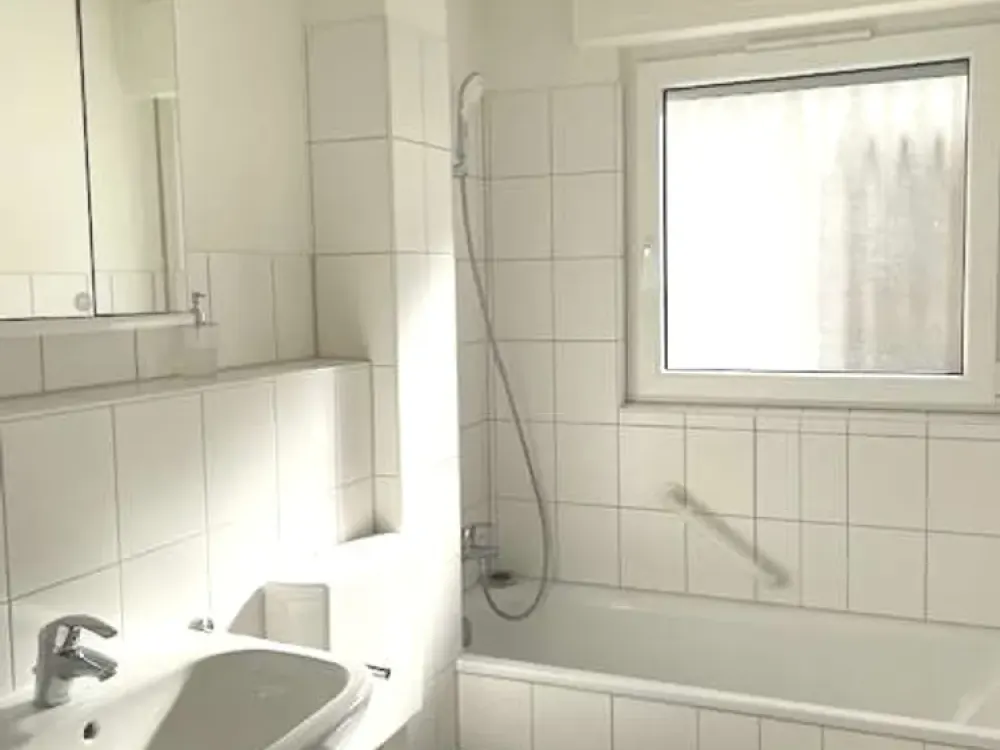 Sehr gepflegte, helle 2-Zimmer-Wohnung mit Balkon in begehrter Lage, Offenbach-Bieber
