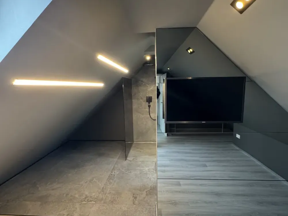 شقة علوية مجددة بالكامل | مطبخ تصميمي | 12 دقيقة إلى المحطة الرئيسية