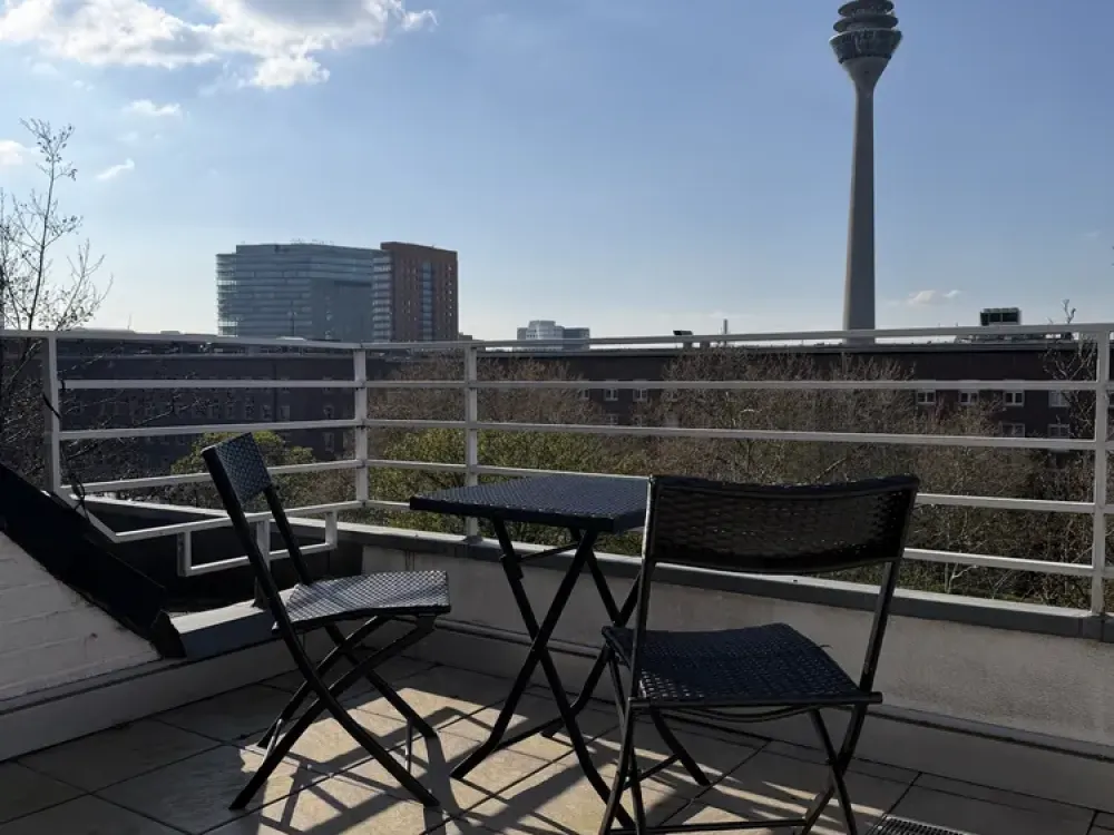Architektenwohnung mit 2 Balkonen, Blick auf Rheinturm & Brücke