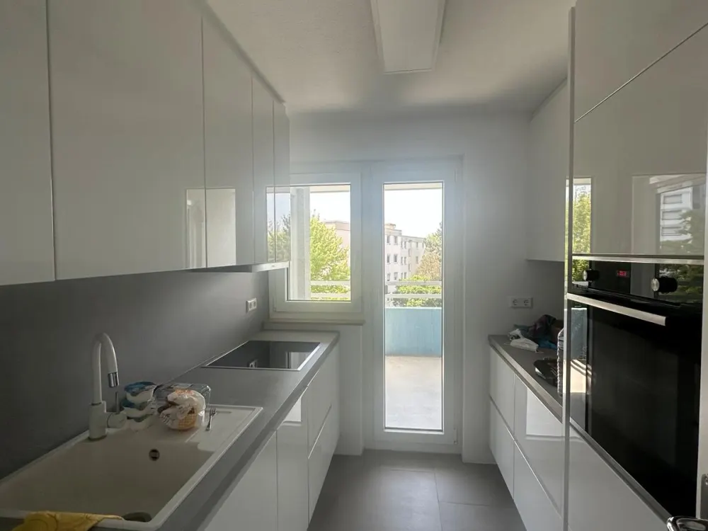 Helle und renovierte Wohnung zu vermieten Balkon/Parkplatz/Küche
