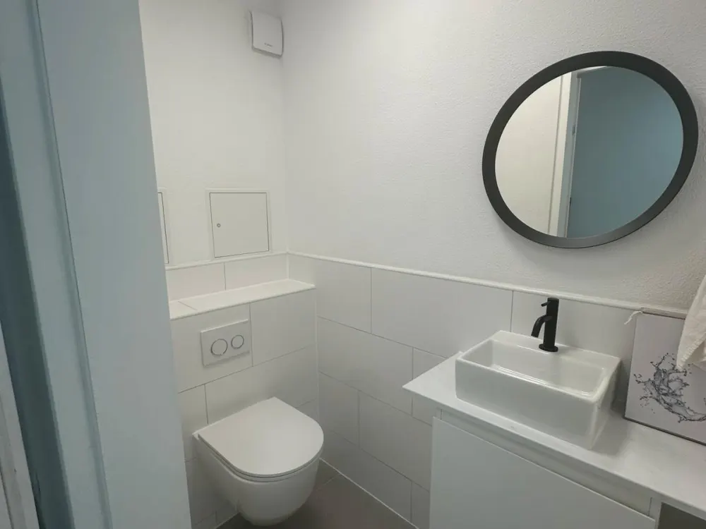 Helle und renovierte Wohnung zu vermieten Balkon/Parkplatz/Küche