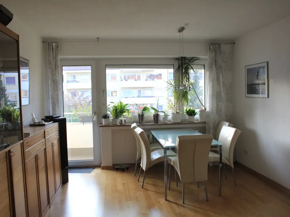 Exclusive, Renovated 2-Room Apartment with Large West Balcony in Laim, Munich