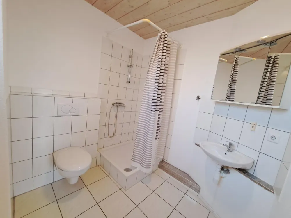 Großzügige EG Einheit für Selbständige, 4 Räume, Küche, Dusche & Garten