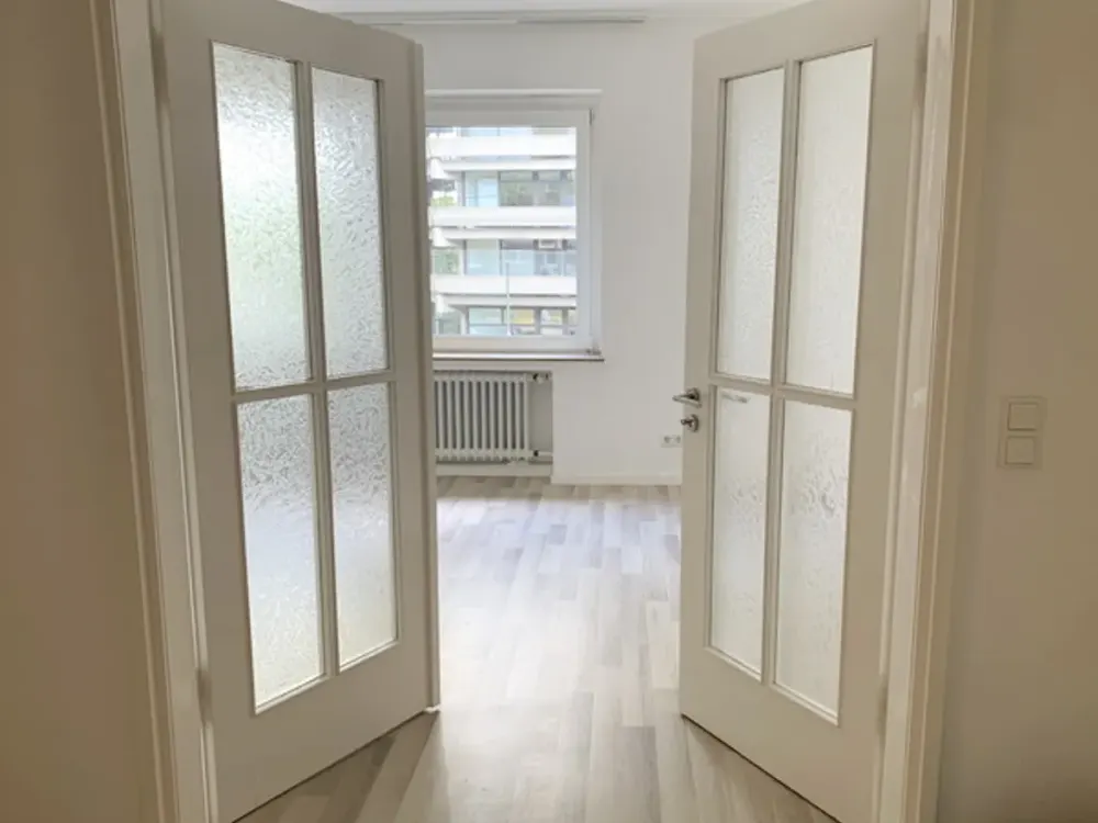 Großräumige, 2- Zi.- Whg. mit sonnig. Balkon, sehr gute Lage von D-dorf Golzheim, unweit vom Rhein!