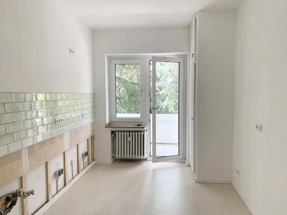 Großräumige, 2- Zi.- Whg. mit sonnig. Balkon, sehr gute Lage von D-dorf Golzheim, unweit vom Rhein!
