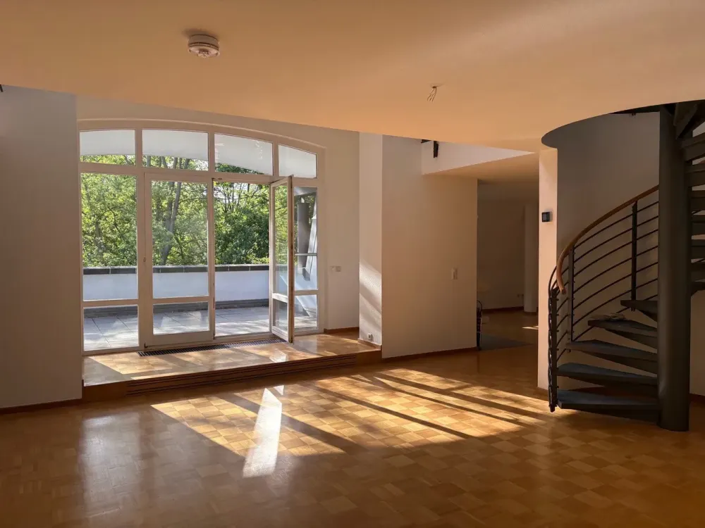 * helle und großzügige Maisonette-Wohnung im gepflegten Neubau *