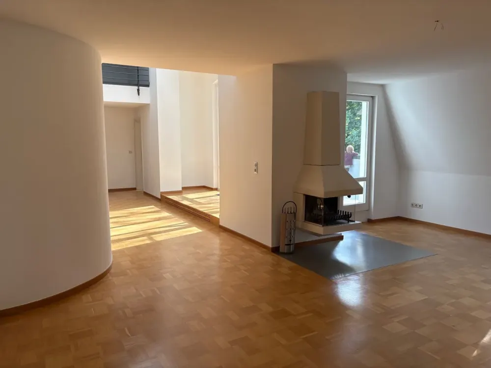 * helle und großzügige Maisonette-Wohnung im gepflegten Neubau *