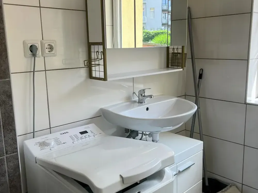 Exklusive, renovierte, volleingerichtete 1.5-Zimmer-Wohnung ++Balkon