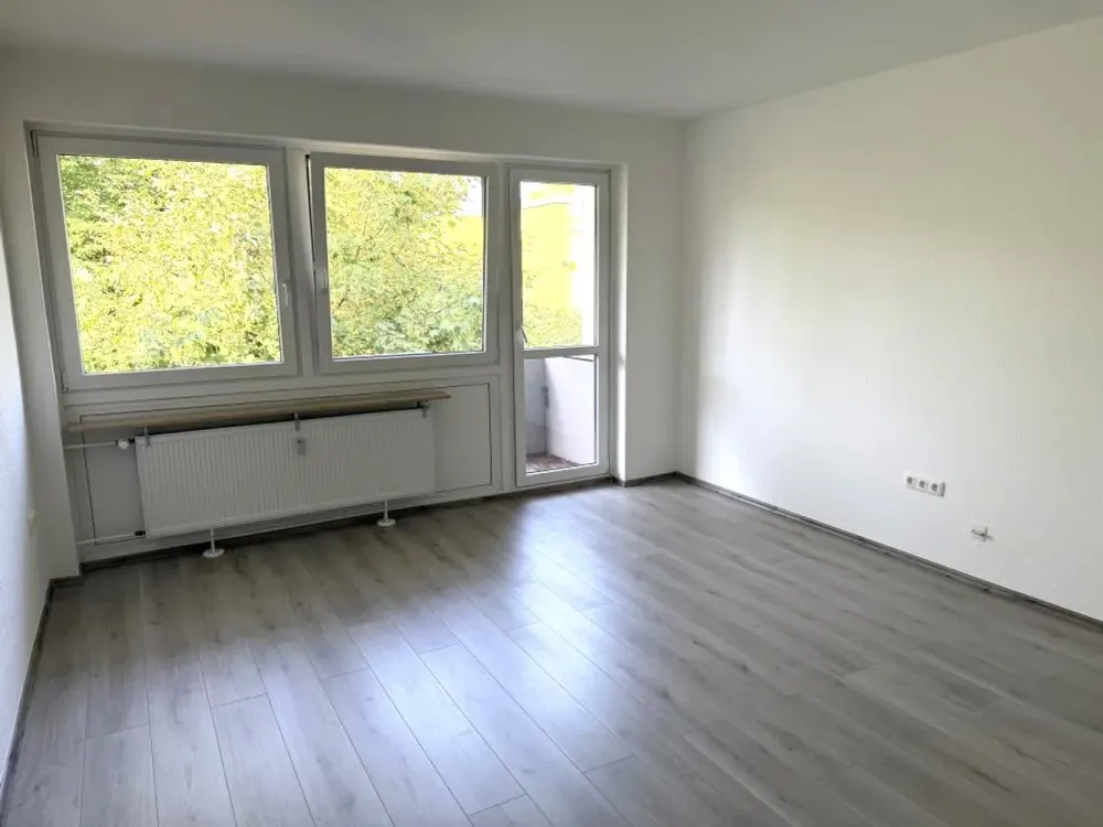 Renoviert. Bezugsfertig. Ihr Zuhause. / Renovated. Move-in ready. Your new home.
