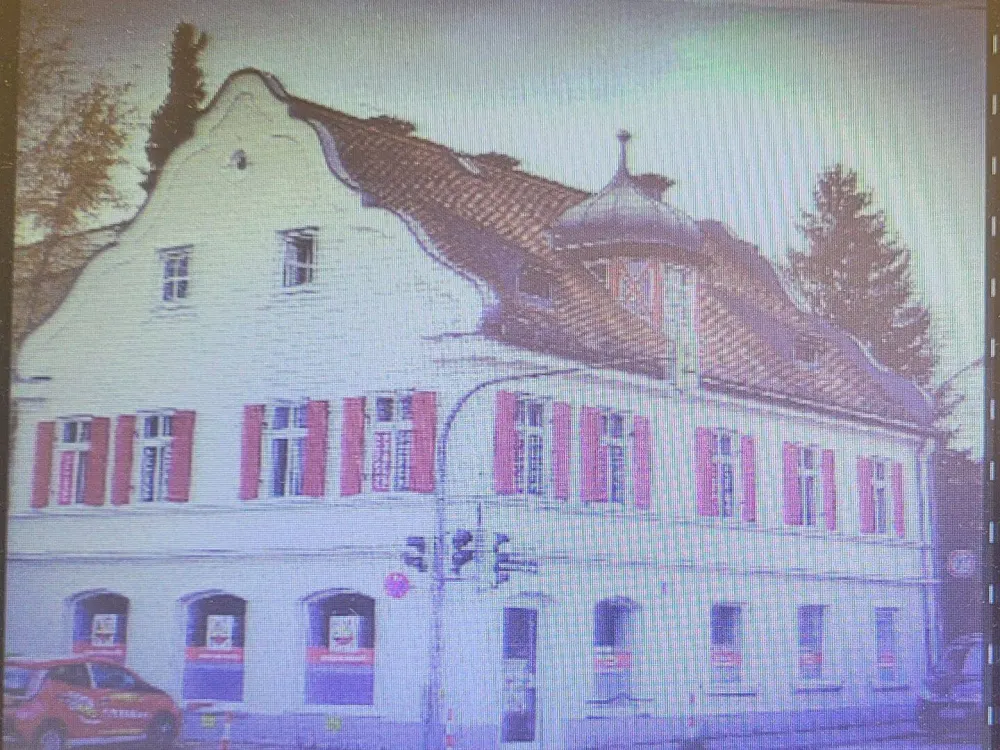 Liesl - Karlstr. - Commercially Usable 7-Room Apartment approx. 100 m² Rent 1900+ utilities - Available Immediately!