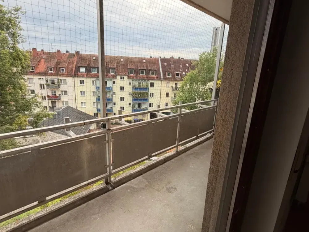 Spacious Studio Apartment Near the City Park with Balcony