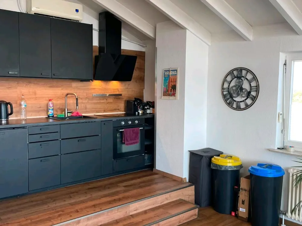65 qm DG Wohnung mit Klimaanlage und Badewanne, hochwertig