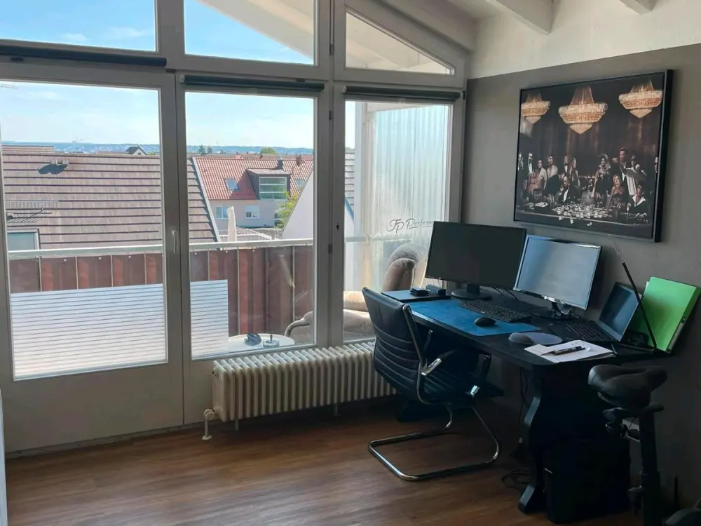 65 qm DG Wohnung mit Klimaanlage und Badewanne, hochwertig
