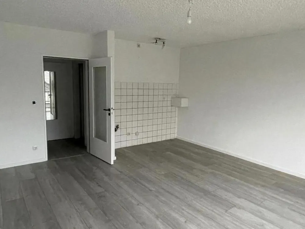 Von priv. - schönes 1-Zi. Single-Appartement in Pad Schloß Neuhaus, ruhige Lage m. Balkon 2.OG