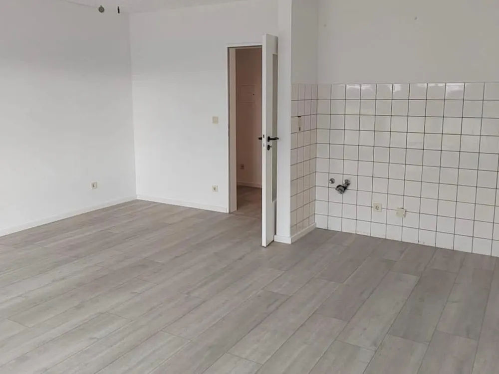 Von priv. - schönes 1-Zi. Single-Appartement in Pad Schloß Neuhaus, ruhige Lage m. Balkon 2.OG