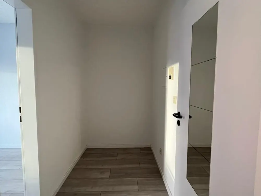 Von priv. - schönes 1-Zi. Single-Appartement in Pad Schloß Neuhaus, ruhige Lage m. Balkon 2.OG