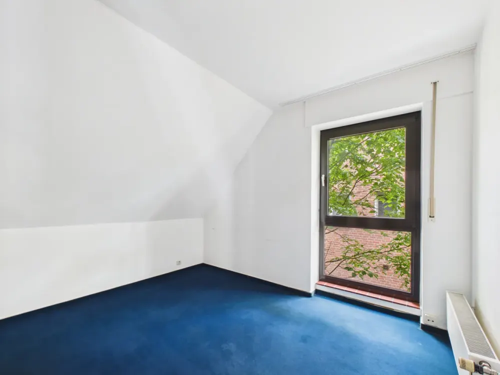 5-Room Maisonette Apartment with Fireplace and Loggia