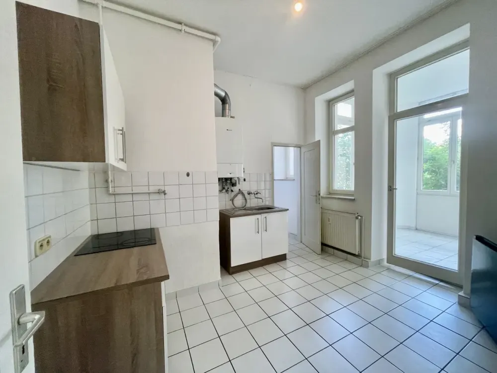 شقة في مبنى قديم مع لوجيا شمسية زجاجية - السكن في قلب S-West