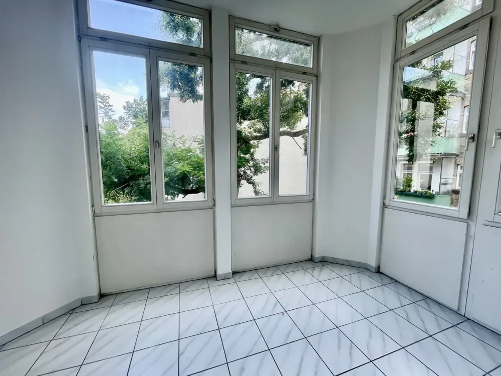 شقة في مبنى قديم مع لوجيا شمسية زجاجية - السكن في قلب S-West