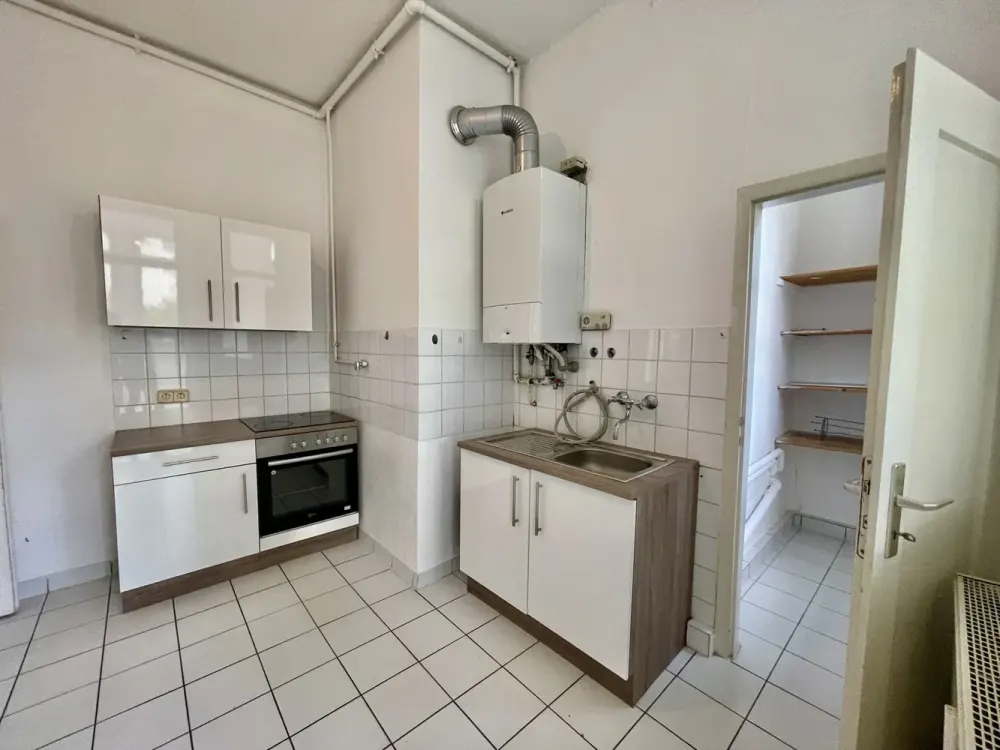 شقة في مبنى قديم مع لوجيا شمسية زجاجية - السكن في قلب S-West
