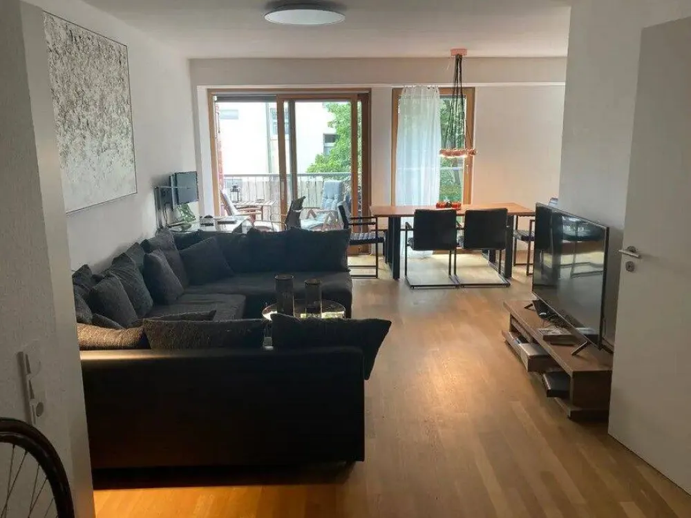 Stilvolle, geräumige 2-Zimmer-Wohnung mit Balkon und Einbauküche in Europaviertel