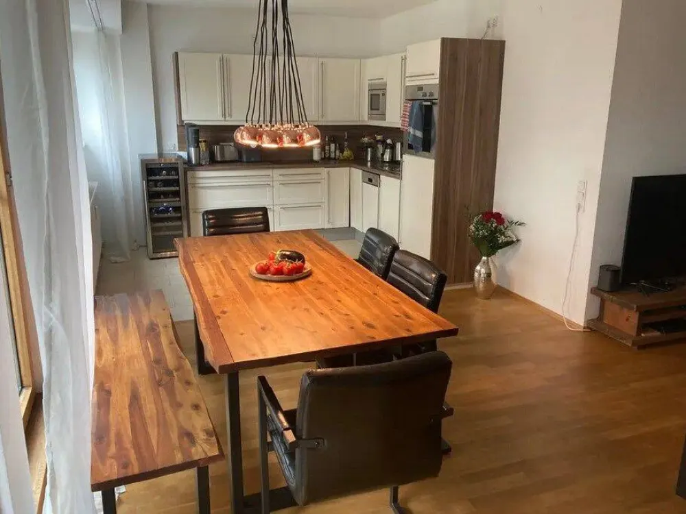Stilvolle, geräumige 2-Zimmer-Wohnung mit Balkon und Einbauküche in Europaviertel