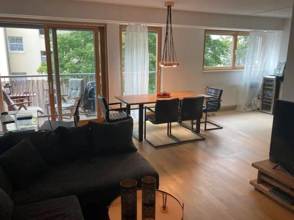 Stilvolle, geräumige 2-Zimmer-Wohnung mit Balkon und Einbauküche in Europaviertel