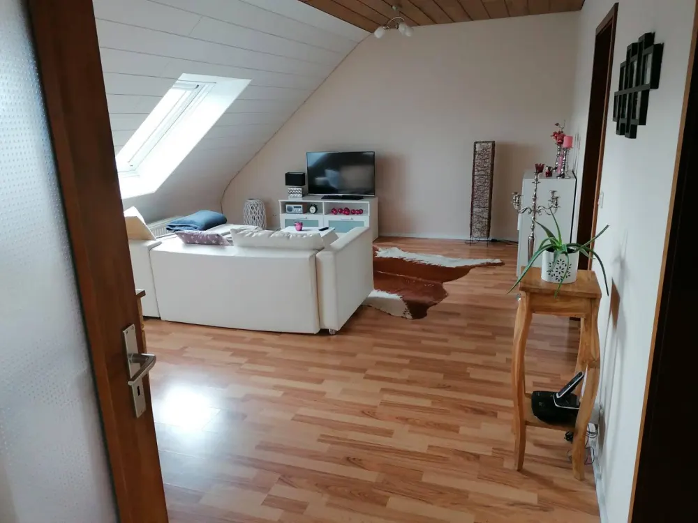 Helle, schöne Dachgeschosswohnung in Bous zu vermieten
