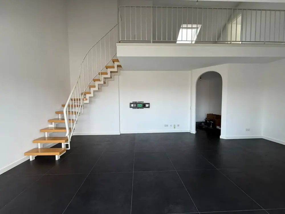 Exklusive Maisonette-Dachgeschosswohnung mit großem Balkon und Blick ins Grüne Nähe Messe Frankfurt