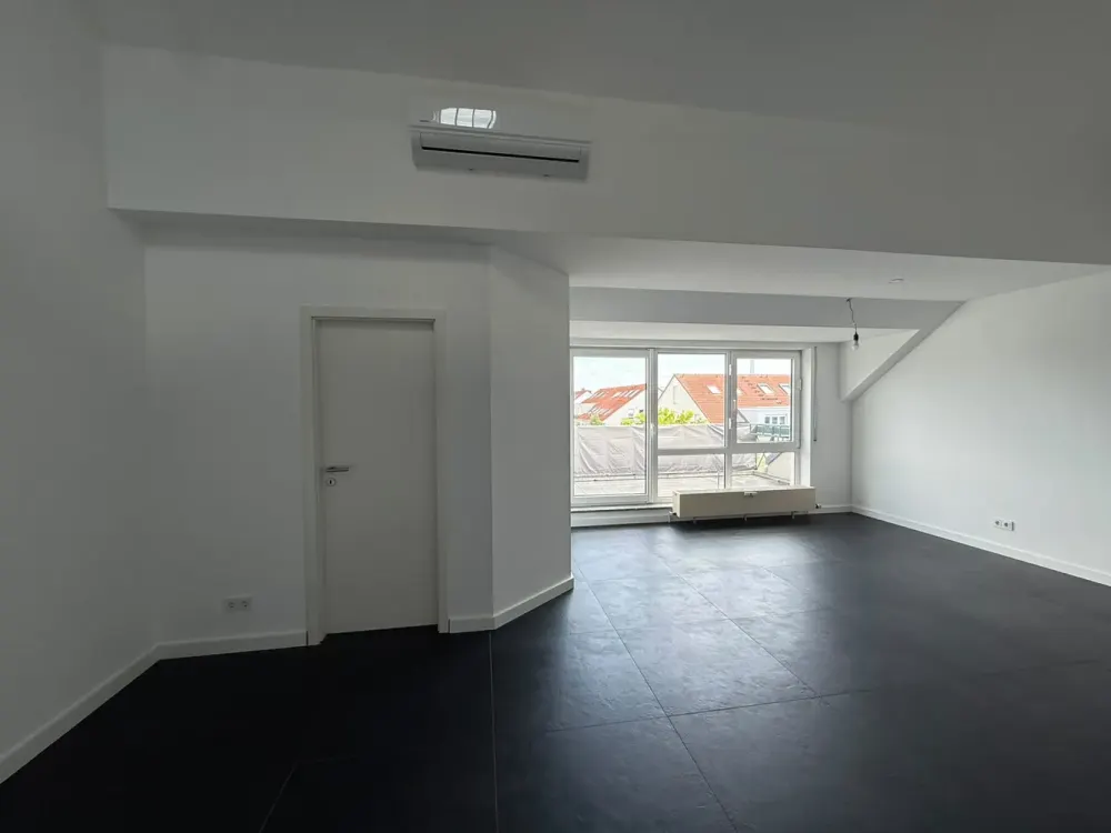 Exklusive Maisonette-Dachgeschosswohnung mit großem Balkon und Blick ins Grüne Nähe Messe Frankfurt