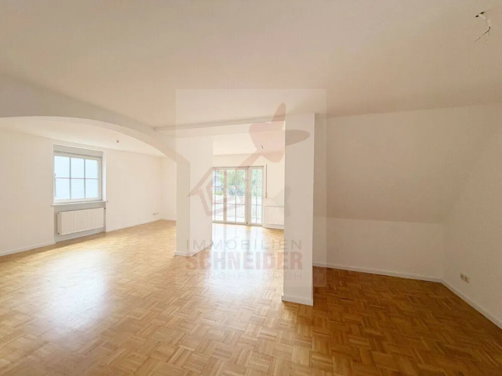 IMMOBILIEN SCHNEIDER - schöne 3,5 Zimmer Wohnung mit Süd-Balkon, eigenem Garten und neuwertigem Bad