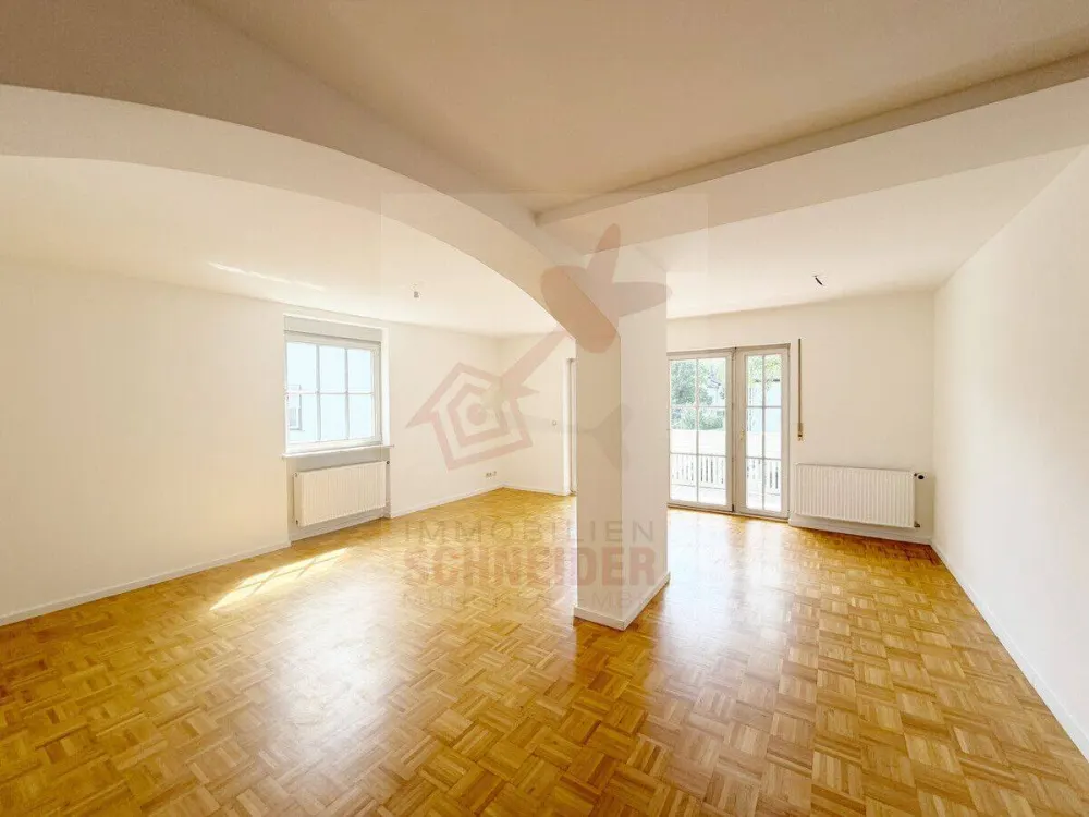 IMMOBILIEN SCHNEIDER - schöne 3,5 Zimmer Wohnung mit Süd-Balkon, eigenem Garten und neuwertigem Bad