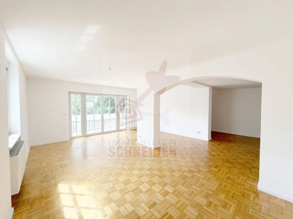 IMMOBILIEN SCHNEIDER - schöne 3,5 Zimmer Wohnung mit Süd-Balkon, eigenem Garten und neuwertigem Bad