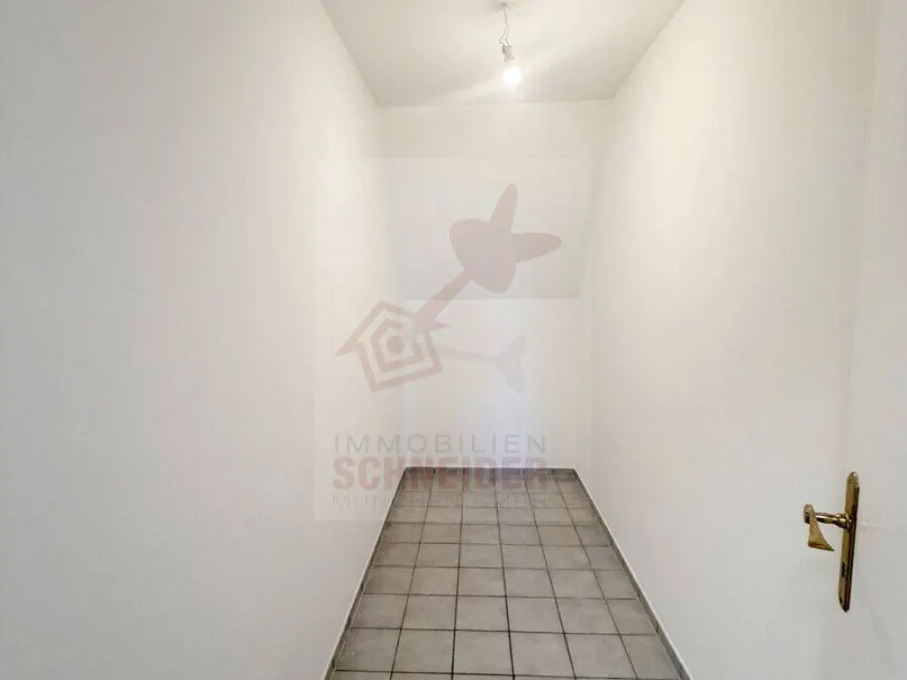 IMMOBILIEN SCHNEIDER - schöne 3,5 Zimmer Wohnung mit Süd-Balkon, eigenem Garten und neuwertigem Bad