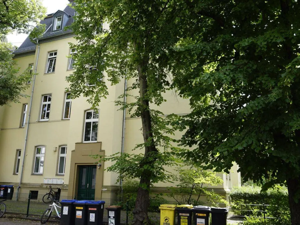 INDIVIDUALISTEN AUFGEPASST !!! "2" Zimmer-ALTBAU-Wohnung mit Einbauküche und Dielen