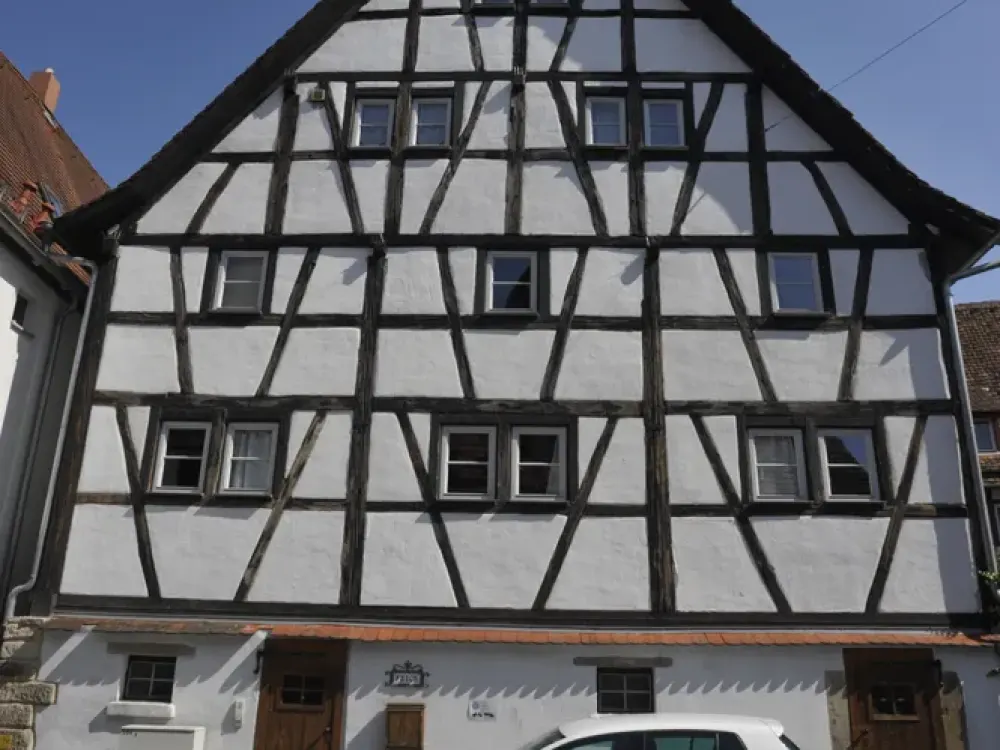 Wohnen mit Charakter: 4-Zimmer-Dachgeschosswohnung in historischem Ambiente