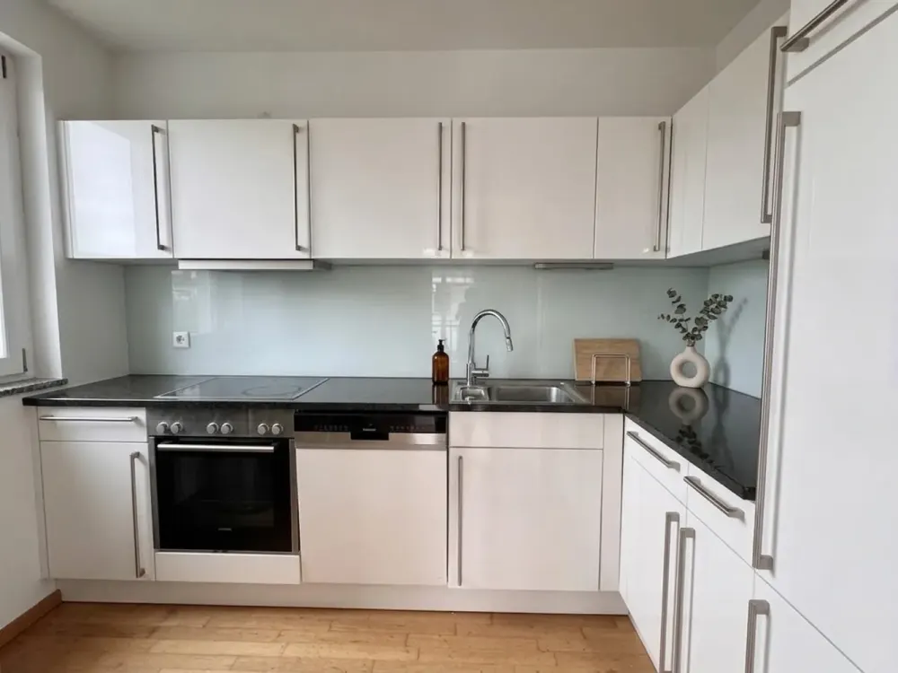 Moderne 3-Zimmer-Wohnung mit Parkblick, großem Balkon & Tiefgaragenstellplatz in Schwabing-West