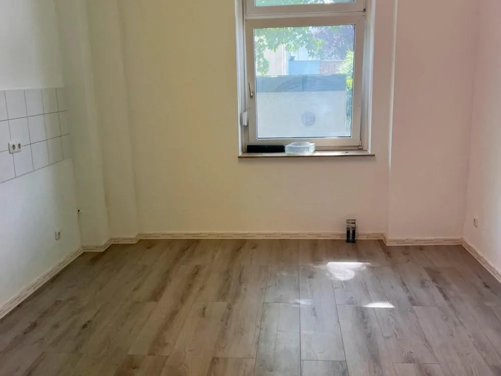 Frisch renovierte 2,5 Zimmer Wohnung im Erdgeschoss zu vermieten