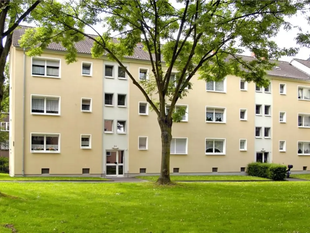 Große Küche plus 2 Zimmer und Balkon!