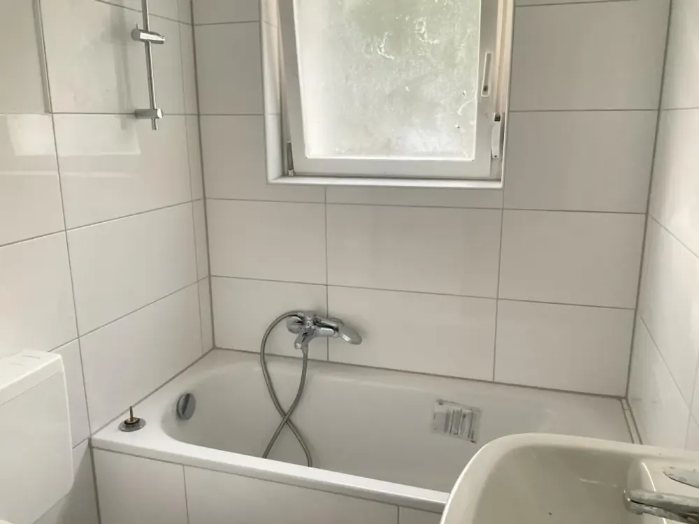 Große Küche plus 2 Zimmer und Balkon!