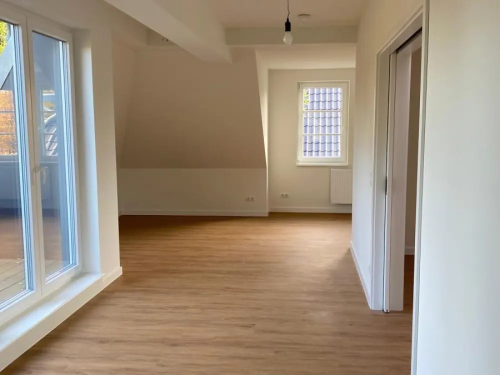 Charming 3-Room Attic Apartment in Hummelsbüttel with Balcony and Garden Share