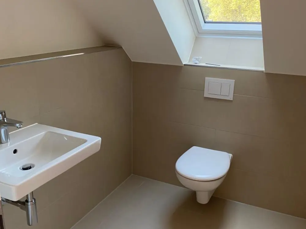 Charming 3-Room Attic Apartment in Hummelsbüttel with Balcony and Garden Share