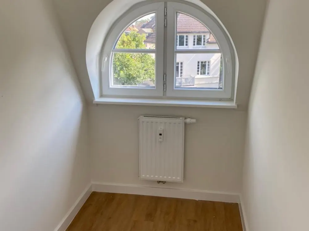 Charming 3-Room Attic Apartment in Hummelsbüttel with Balcony and Garden Share