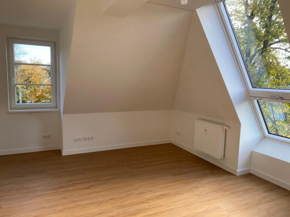 Charming 3-Room Attic Apartment in Hummelsbüttel with Balcony and Garden Share