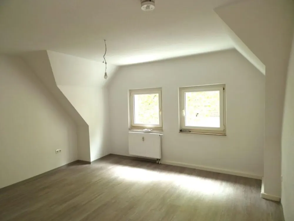 Hoch hinaus mit viel Platzspaß: renovierte 2-Zi.-DG-Wohnung