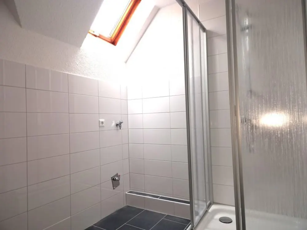 Hoch hinaus mit viel Platzspaß: renovierte 2-Zi.-DG-Wohnung