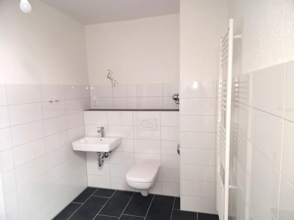 Hoch hinaus mit viel Platzspaß: renovierte 2-Zi.-DG-Wohnung