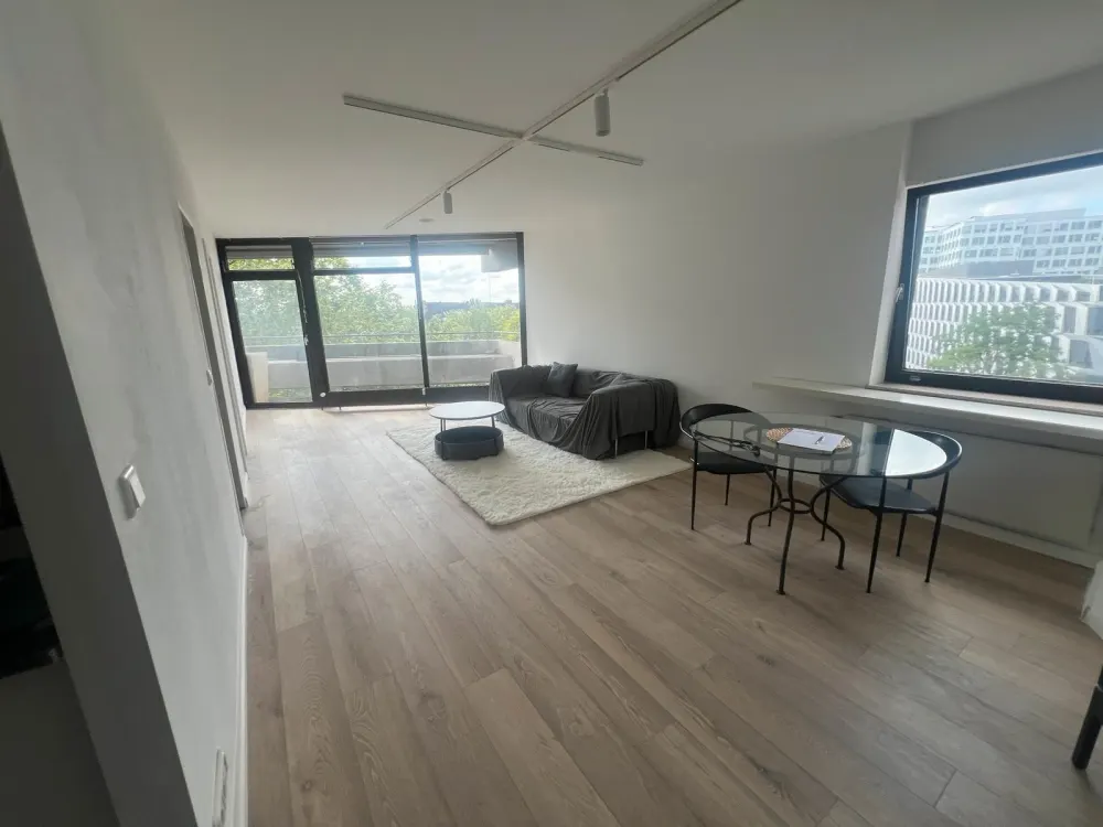 Frisch renovierte Wohnung mit Balkon und TG Parkplatz (Golzheim)